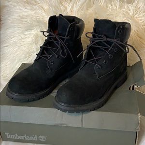 Women’s black timberlands
